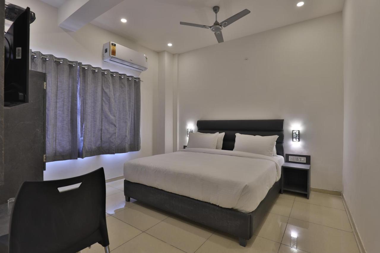 Nova Hotel New Crossroad Раджкот Экстерьер фото