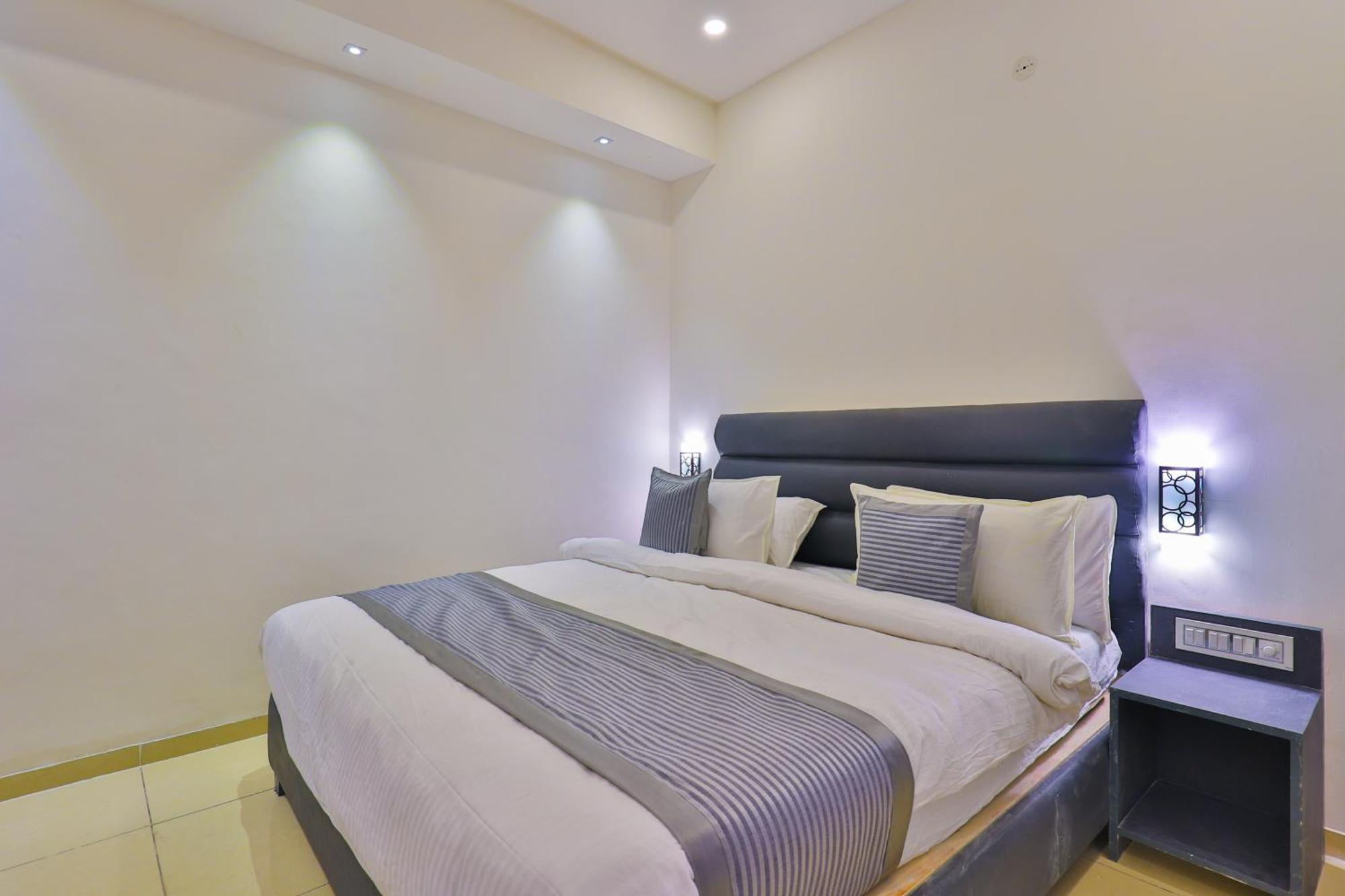 Nova Hotel New Crossroad Раджкот Экстерьер фото