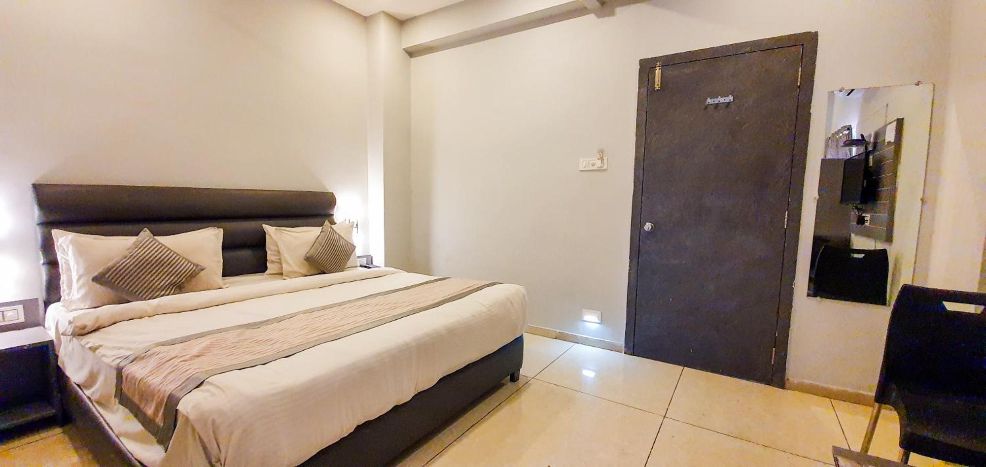 Nova Hotel New Crossroad Раджкот Экстерьер фото