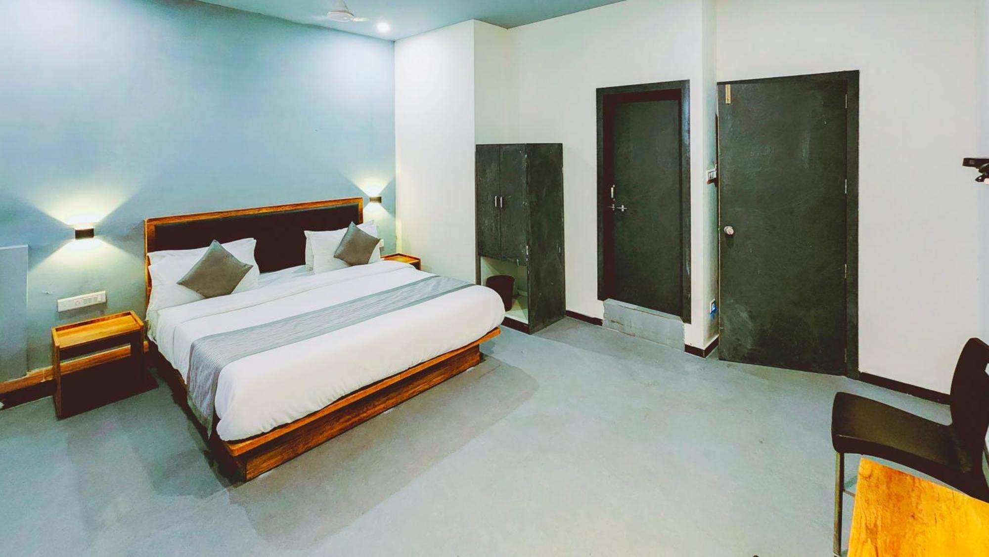 Nova Hotel New Crossroad Раджкот Экстерьер фото